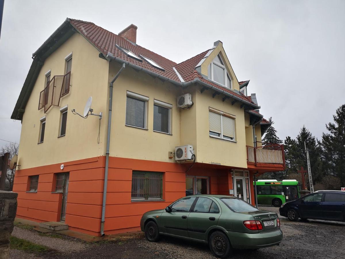 Berik Apartman Печ Екстериор снимка