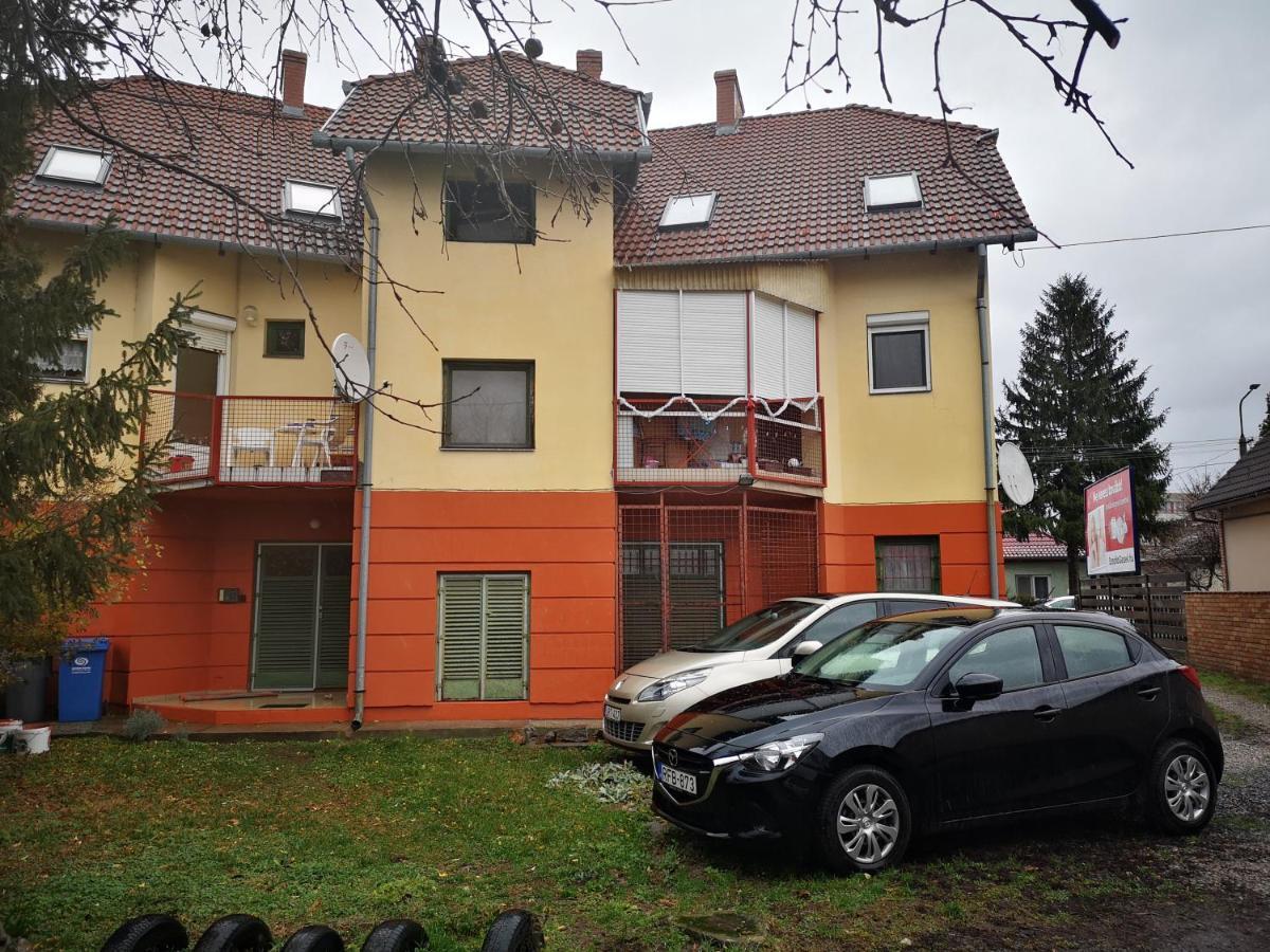 Berik Apartman Печ Екстериор снимка